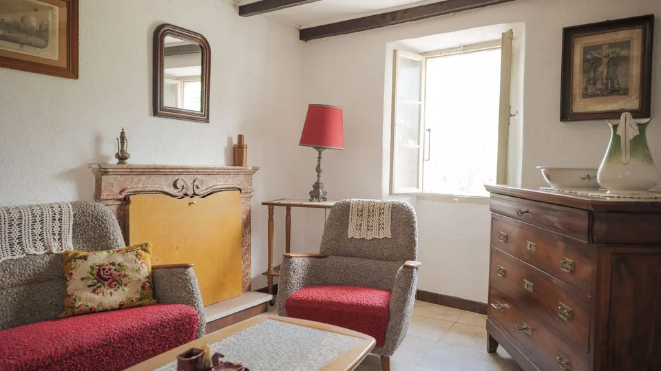 Characteristic and renovable 5-room house in Cabbio