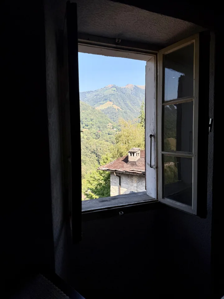 Characteristic and renovable 5-room house in Cabbio