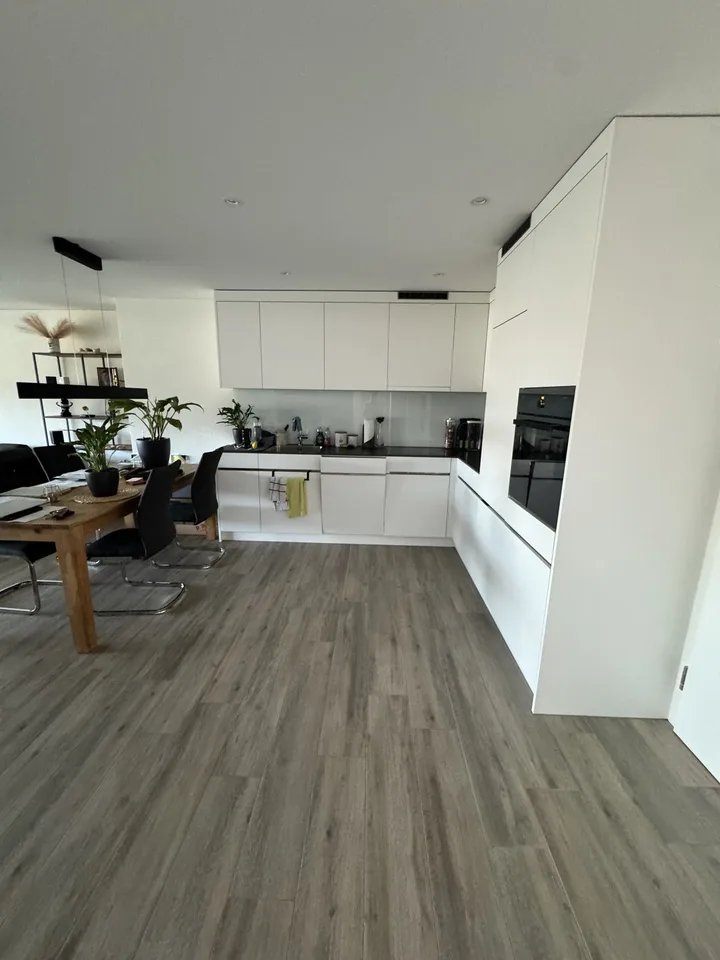 Appartement moderne 2.5 pièces avec grand espace de séjour couvert à Wangen SZ