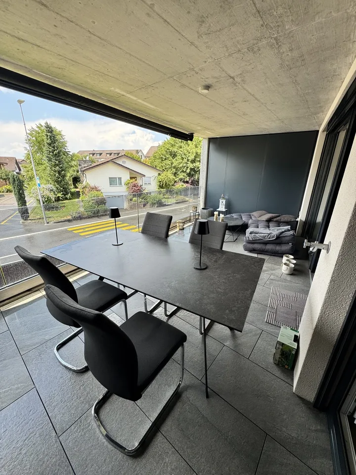 Moderne 2.5-Zimmer-Wohnung mit grossem gedecktem Sitzplatz in Wangen SZ