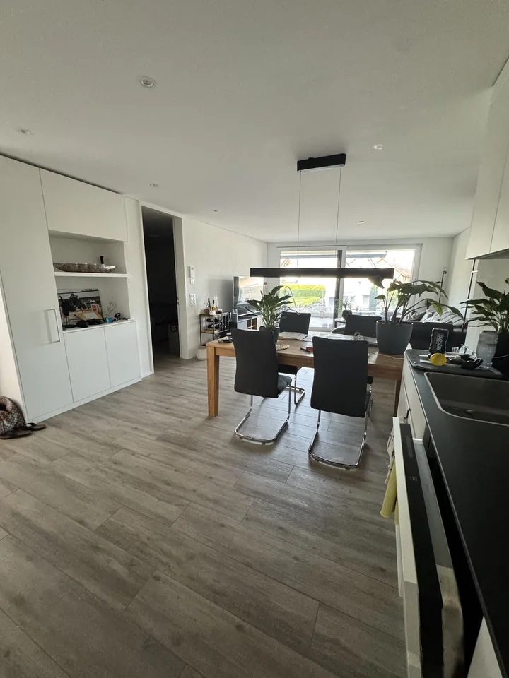 Appartement moderne 2.5 pièces avec grand espace de séjour couvert à Wangen SZ