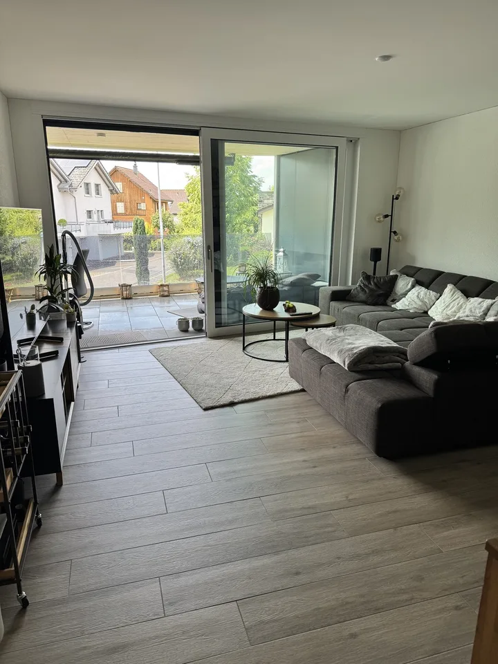 Appartement moderne 2.5 pièces avec grand espace de séjour couvert à Wangen SZ