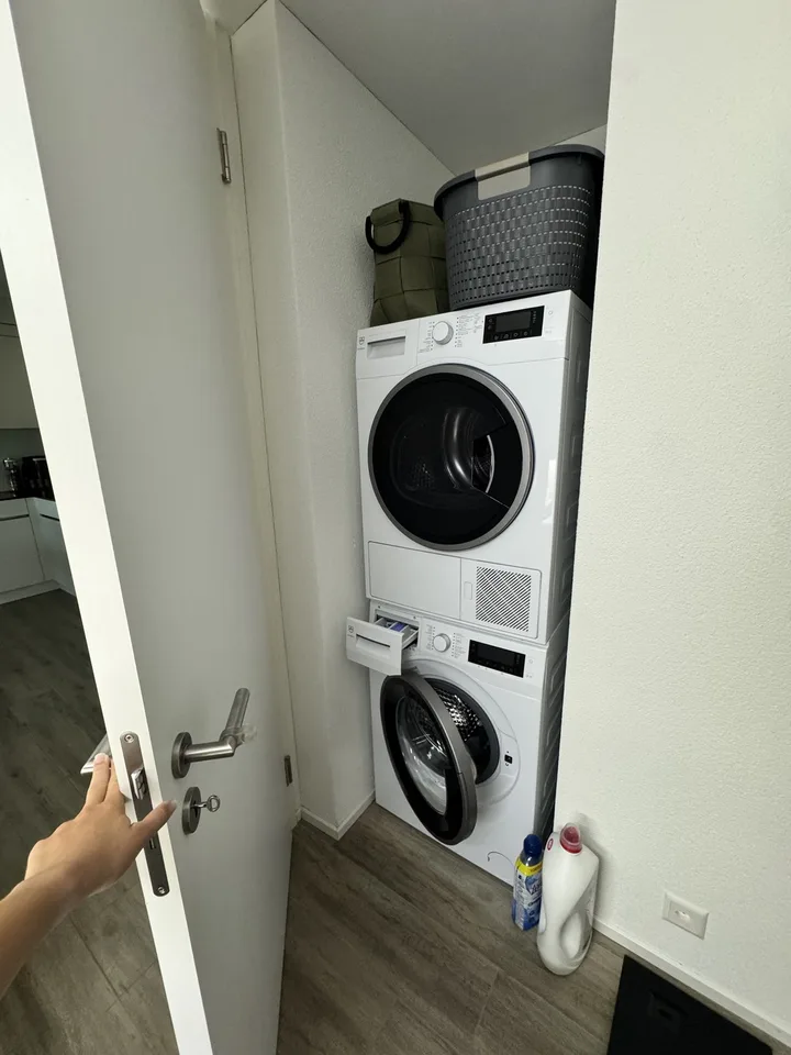 Appartement moderne 2.5 pièces avec grand espace de séjour couvert à Wangen SZ