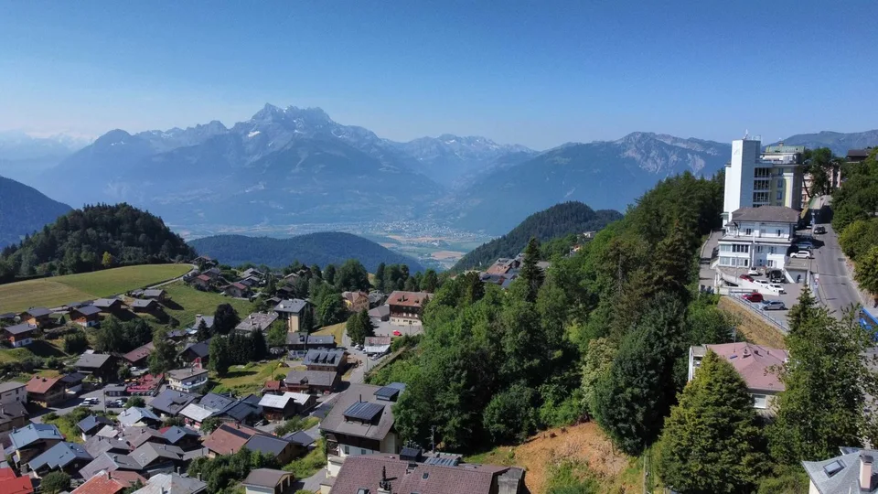 Attika mit Blick auf die Dents du Midi!