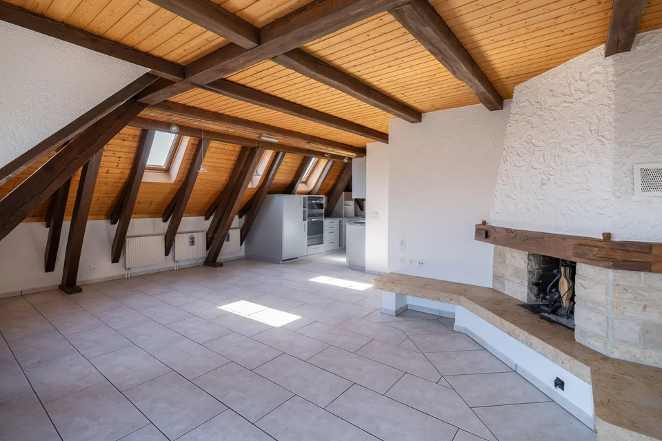 Charmante 3.5-Zimmer-Dachwohnung mit Cheminée und Balkon