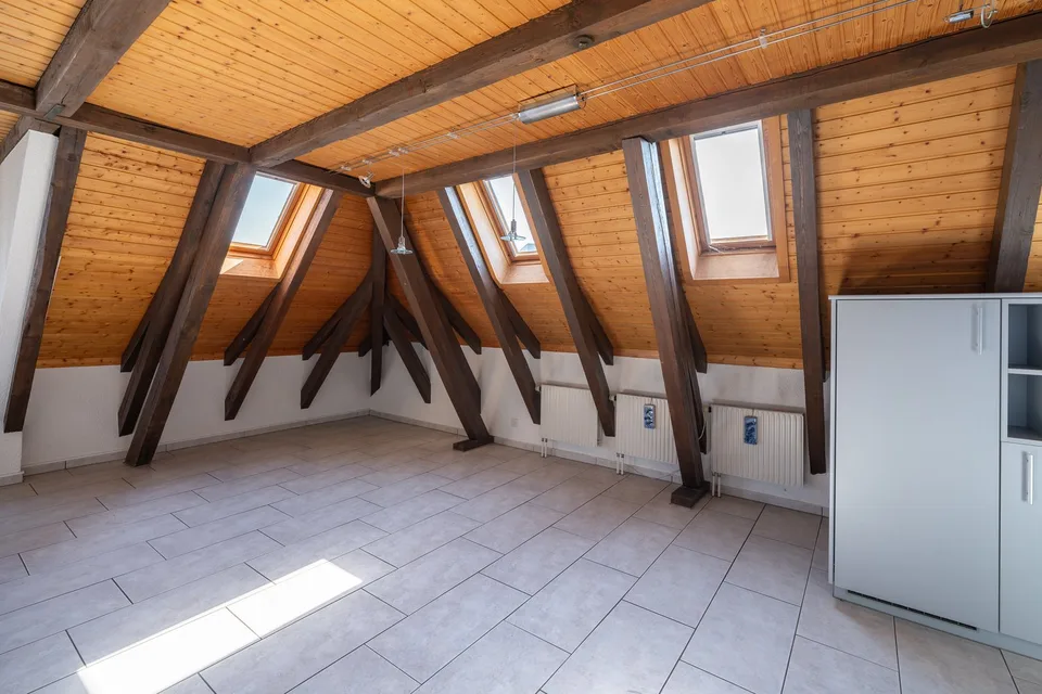 Charmante 3.5-Zimmer-Dachwohnung mit Cheminée und Balkon
