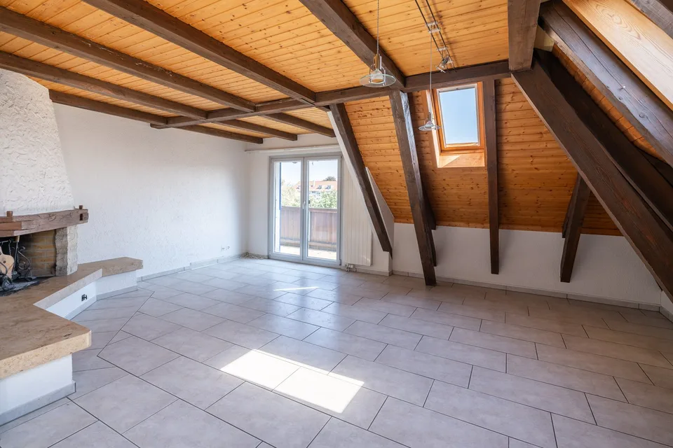 Charmante 3.5-Zimmer-Dachwohnung mit Cheminée und Balkon