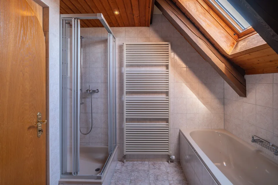Charmante 3.5-Zimmer-Dachwohnung mit Cheminée und Balkon