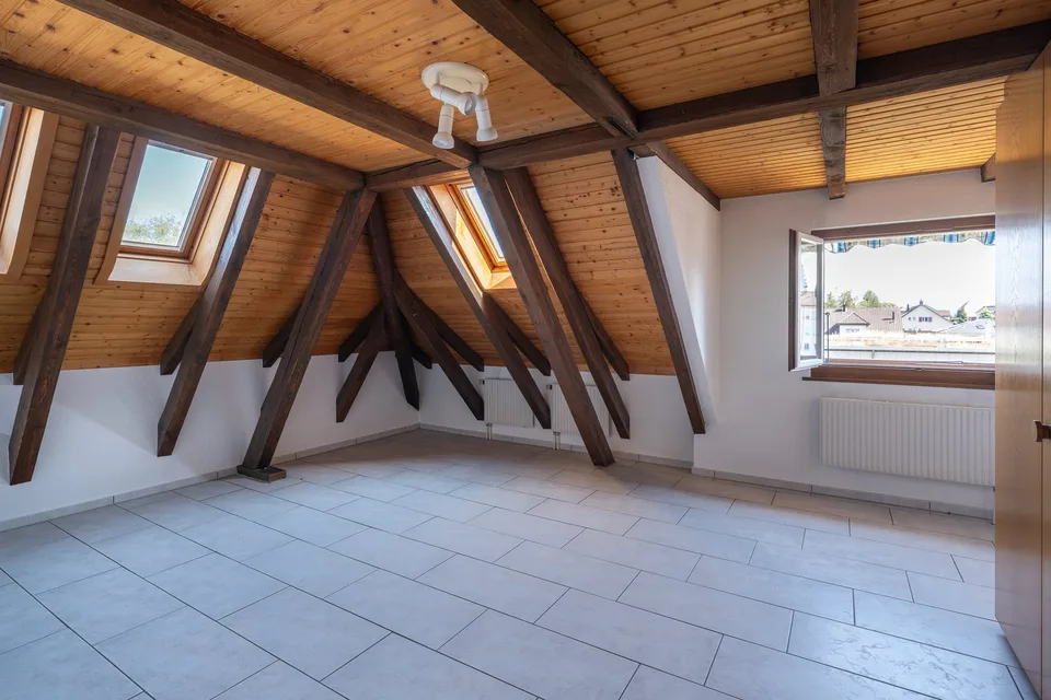 Charmante 3.5-Zimmer-Dachwohnung mit Cheminée und Balkon