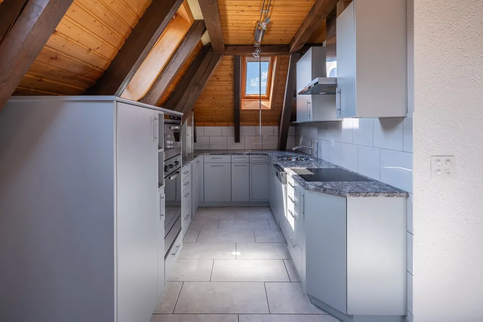Charmante 3.5-Zimmer-Dachwohnung mit Cheminée und Balkon