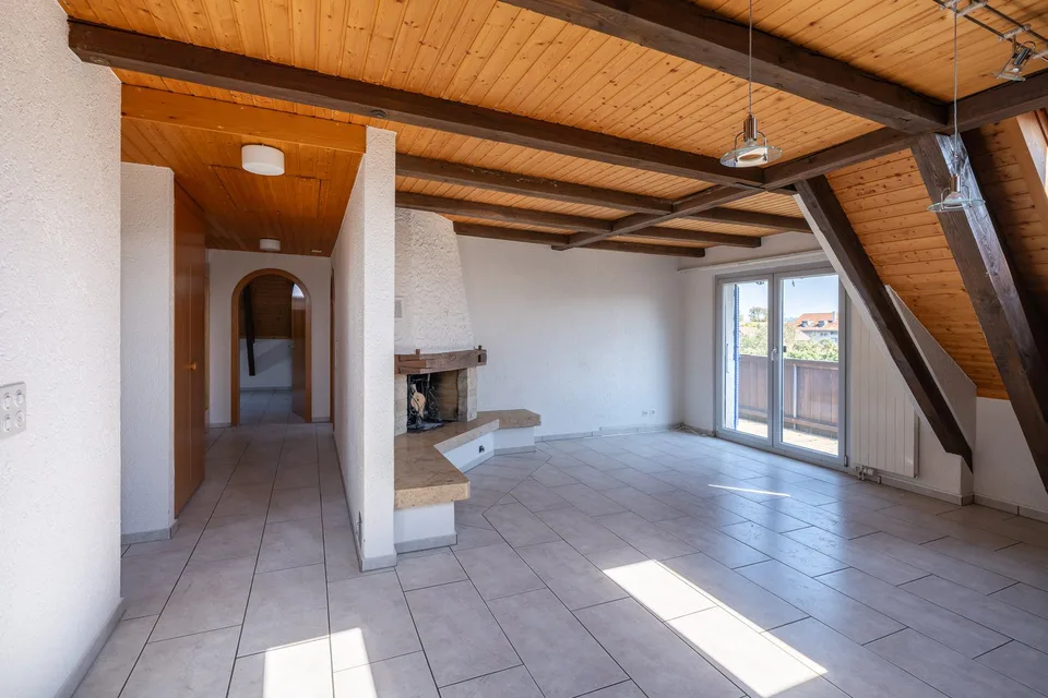 Charmante 3.5-Zimmer-Dachwohnung mit Cheminée und Balkon