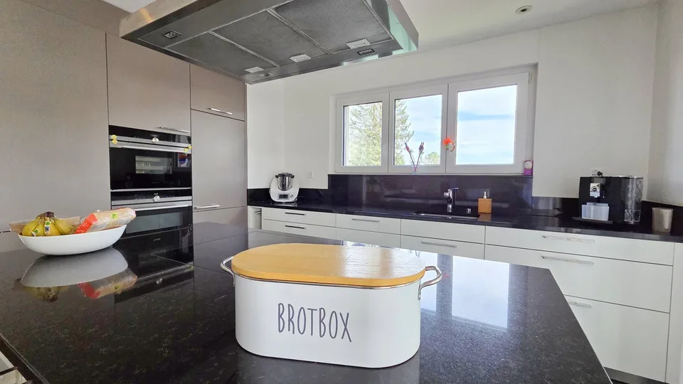 Appartement neuf et moderne de 5 ½ pièces dans une maison de 5 parties avec sa propre buanderie