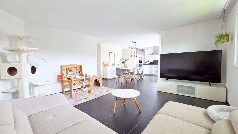 Appartement neuf et moderne de 5 ½ pièces dans une maison de 5 parties avec sa propre buanderie