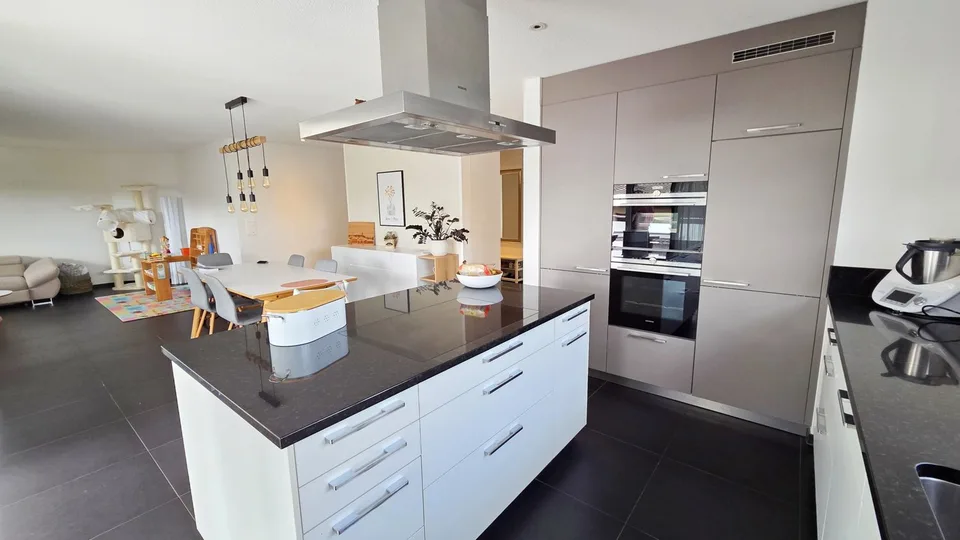 Appartement neuf et moderne de 5 ½ pièces dans une maison de 5 parties avec sa propre buanderie