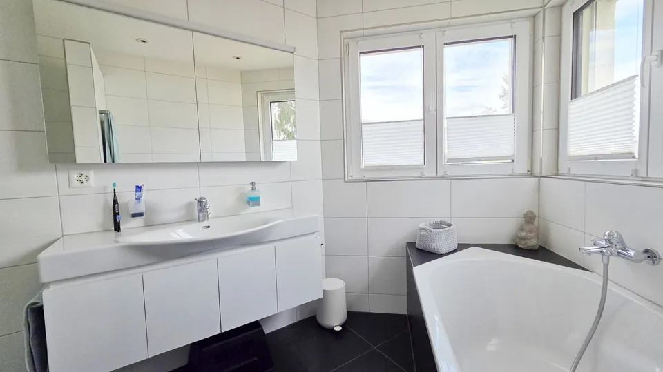 Appartement neuf et moderne de 5 ½ pièces dans une maison de 5 parties avec sa propre buanderie