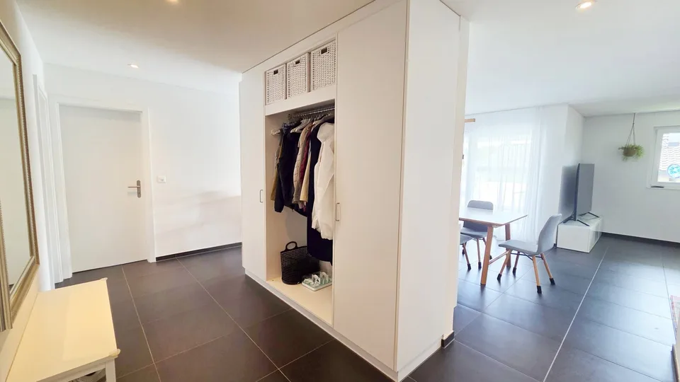 Appartement neuf et moderne de 5 ½ pièces dans une maison de 5 parties avec sa propre buanderie