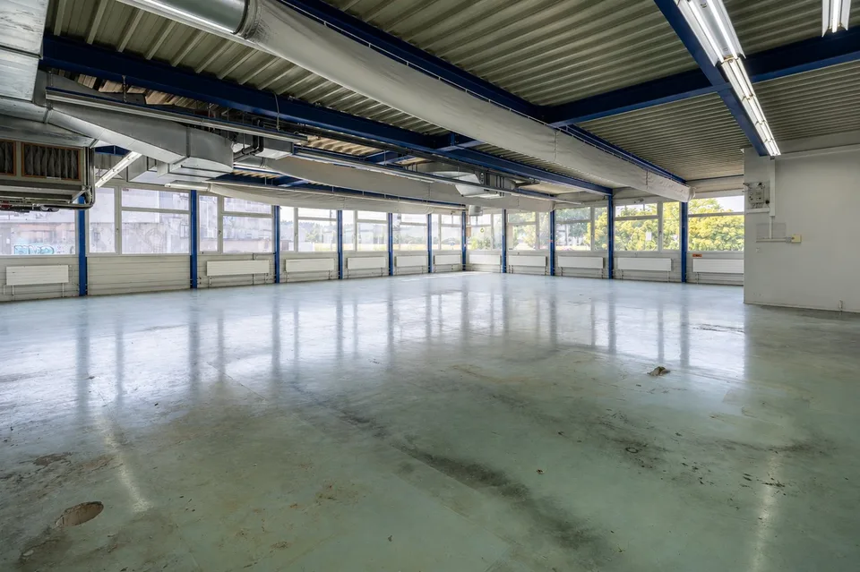 Ampio spazio commerciale – flessibile per la produzione, il magazzino & l'ufficio
