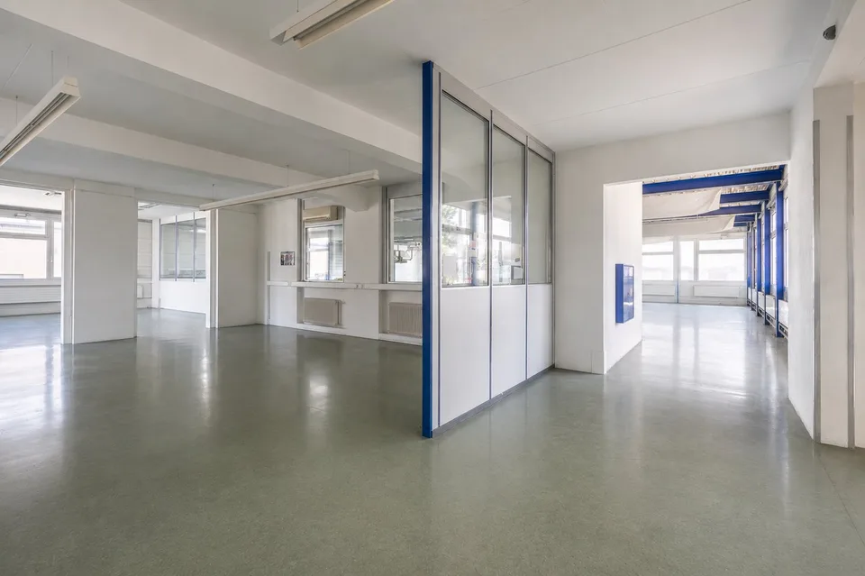 Ampio spazio commerciale – flessibile per la produzione, il magazzino & l'ufficio