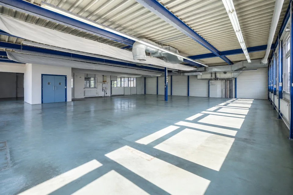 Ampio spazio commerciale – flessibile per la produzione, il magazzino & l'ufficio