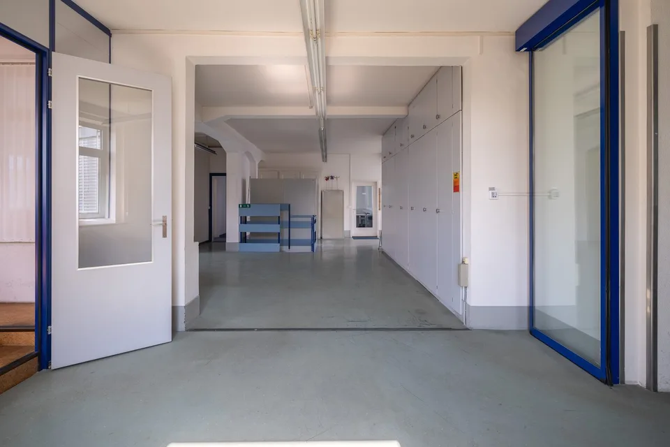 Ampio spazio commerciale – flessibile per la produzione, il magazzino & l'ufficio
