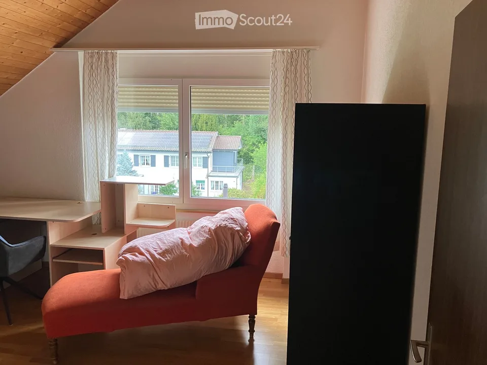 Charmante 3.5-Zimmer-Dachwohnung in Hasle bei Burgdorf – sofort verfügbar!