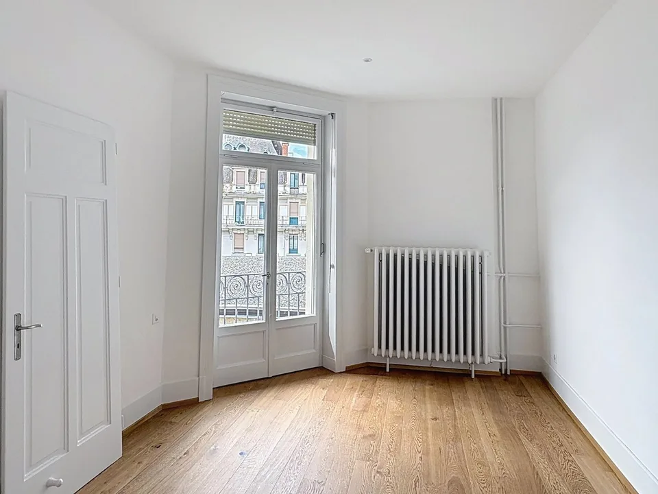 Ampio e luminoso appartamento di 4,5 locali completamente ristrutturato nel centro città.