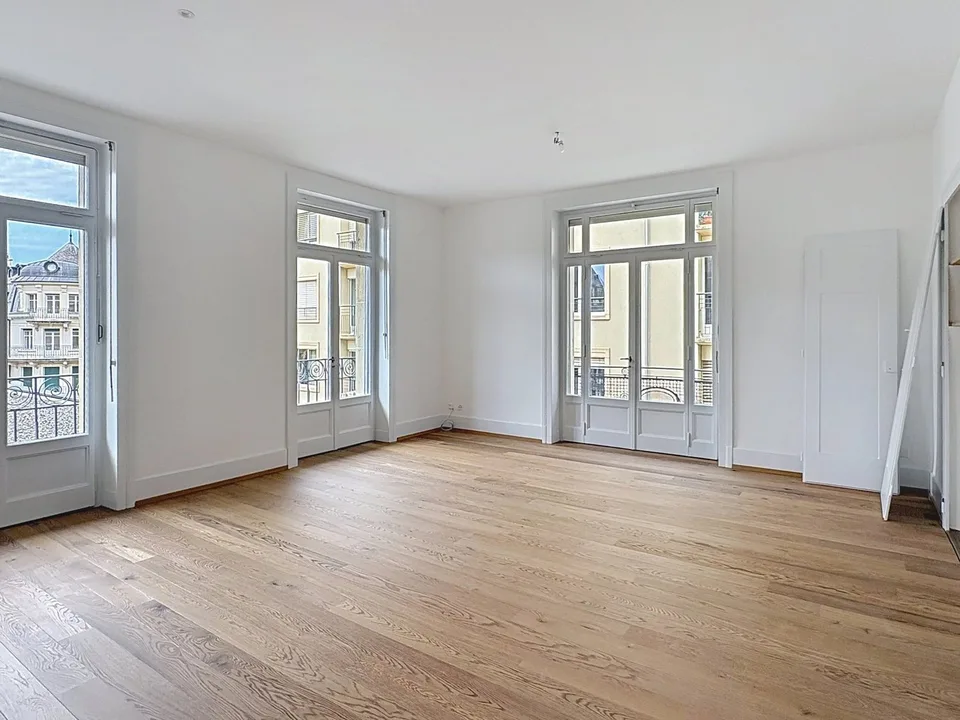 Spacieux et lumineux appartement entièrement rénové de 4,5 pièces au centre-ville.