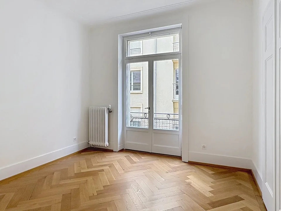 Ampio e luminoso appartamento di 4,5 locali completamente ristrutturato nel centro città.