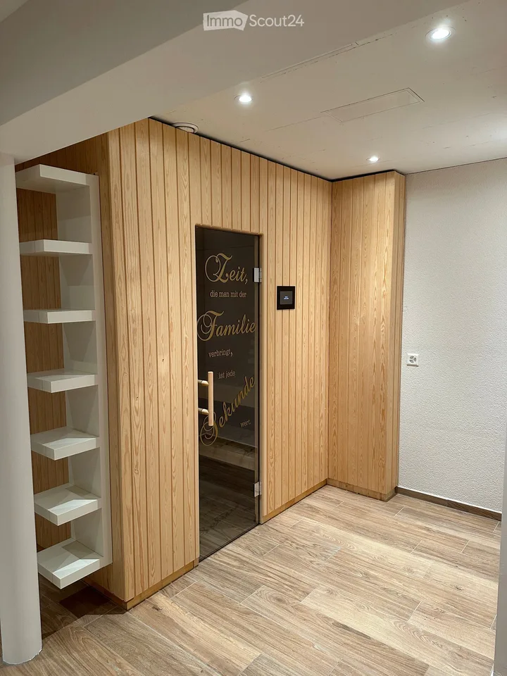Appartamento moderno 2.5 locali con balcone e sauna in una posizione tranquilla a Zurigo 8044