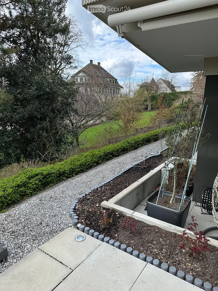Appartamento moderno 2.5 locali con balcone e sauna in una posizione tranquilla a Zurigo 8044