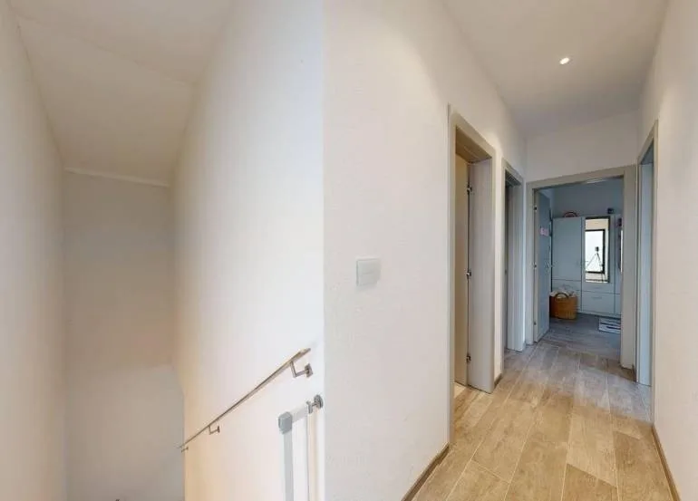 LES MONTS-DE-CORSIER - VILLA A SCHIERA CONTEMPORANEA DI 5.5 LOCALI