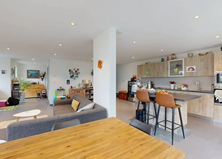 LES MONTS-DE-CORSIER - VILLA A SCHIERA CONTEMPORANEA DI 5.5 LOCALI
