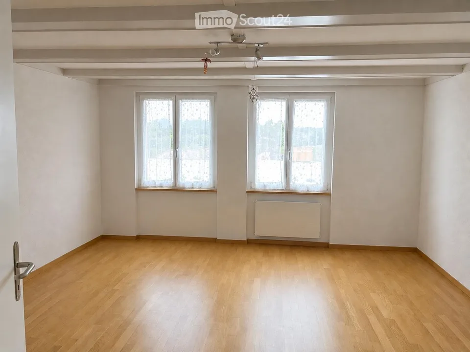 Charming 4.5-room old building apartment on the ground floor in Laupen BE
