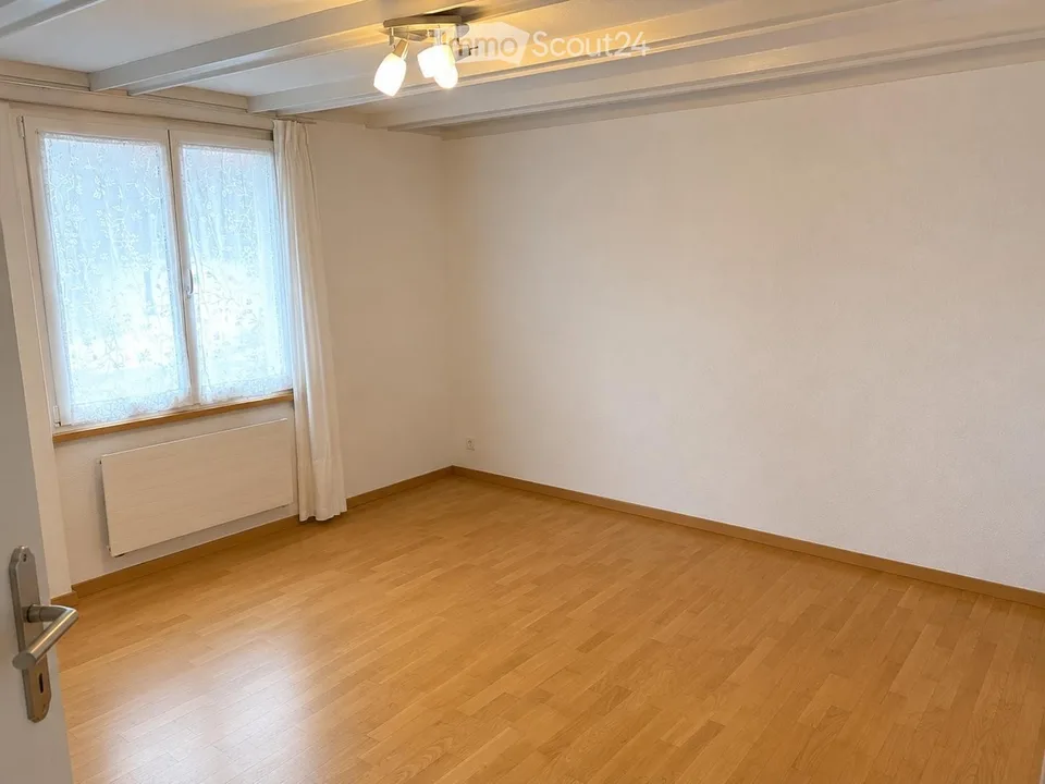 Charming 4.5-room old building apartment on the ground floor in Laupen BE