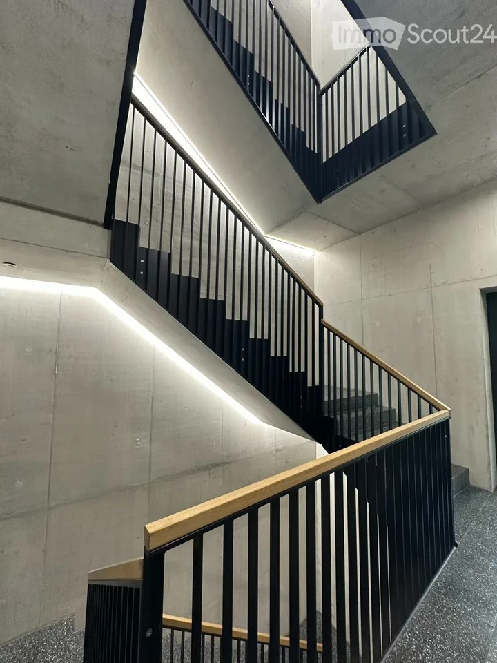 Befristet, möbliert: Moderne Maisonette mit Dachgarten