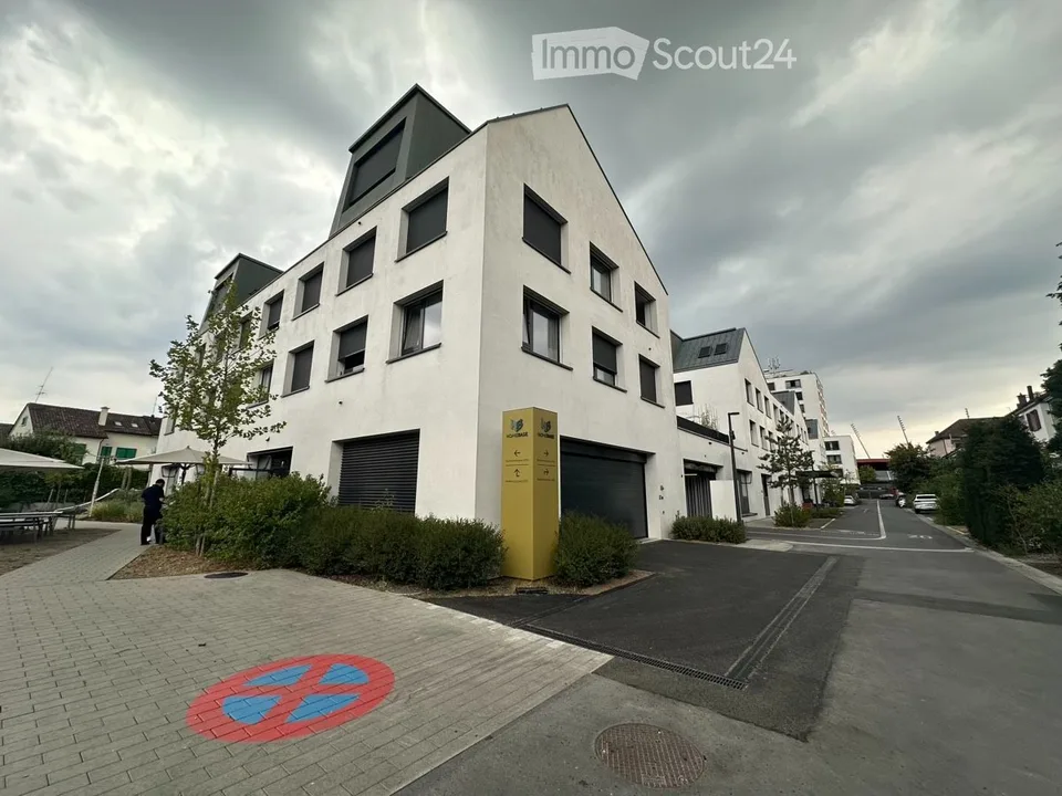 Befristet, möbliert: Moderne Maisonette mit Dachgarten