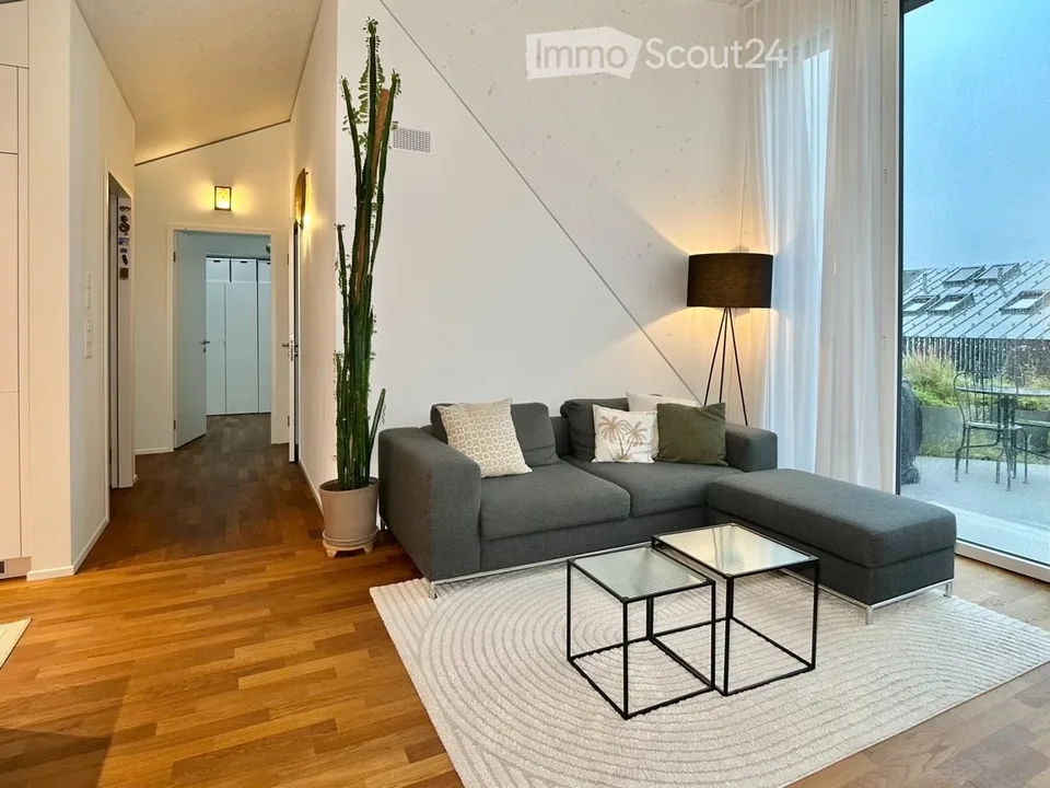 Befristet, möbliert: Moderne Maisonette mit Dachgarten