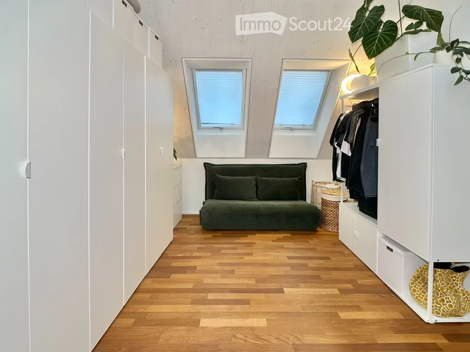 Befristet, möbliert: Moderne Maisonette mit Dachgarten
