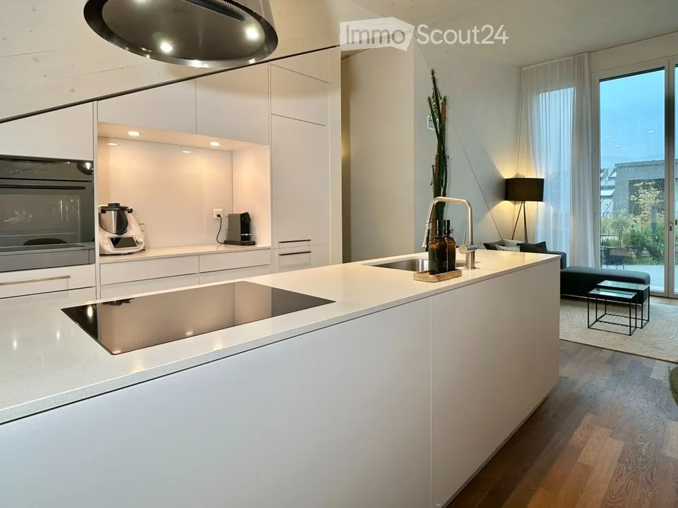 Befristet, möbliert: Moderne Maisonette mit Dachgarten