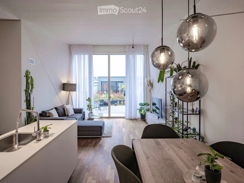 Befristet, möbliert: Moderne Maisonette mit Dachgarten