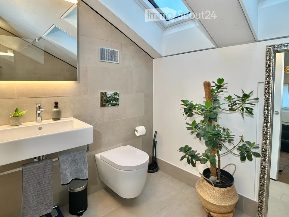 Befristet, möbliert: Moderne Maisonette mit Dachgarten