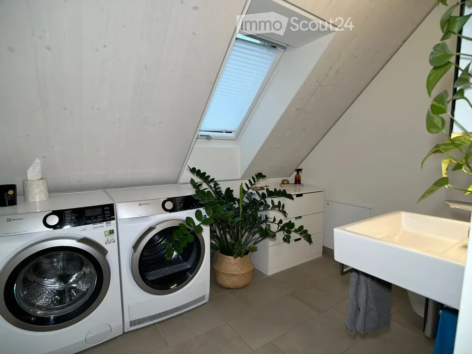 Befristet, möbliert: Moderne Maisonette mit Dachgarten
