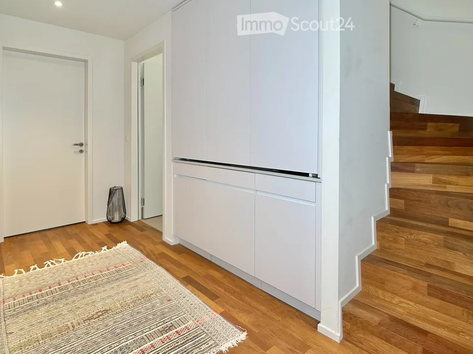 Befristet, möbliert: Moderne Maisonette mit Dachgarten