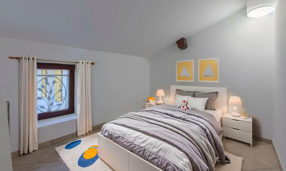 SPLENDID 4-ROOM APARTMENT RENOVATED ON THE TOP FLOOR IN SIGIRINO