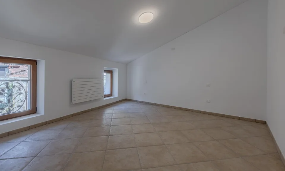 SPLENDID 4-ROOM APARTMENT RENOVATED ON THE TOP FLOOR IN SIGIRINO