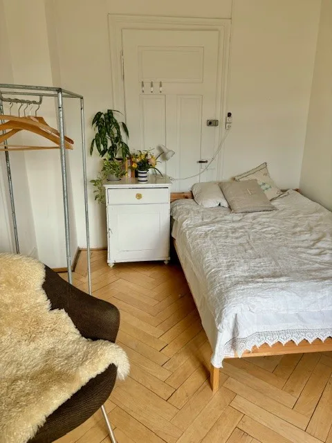 ab 1. Oktober 26 schönes, helles unmöbliertes zimmer in 2er WG zu vermieten