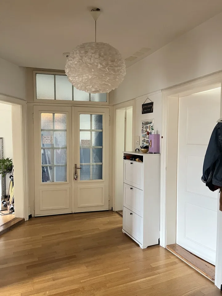 Möbliertes WG Zimmer in zentraler Altbauwohnung sucht Untermieter:in