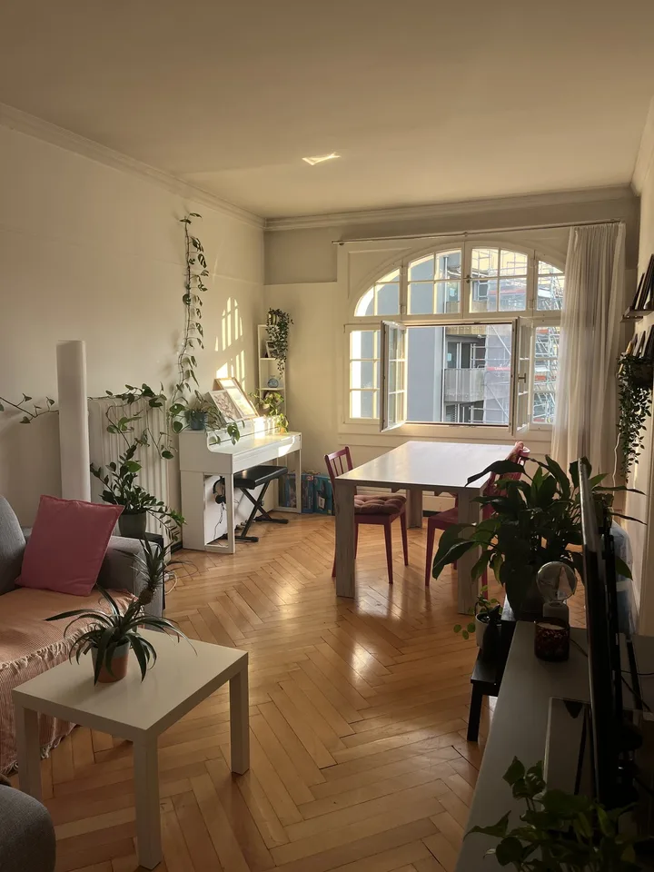 Möbliertes WG Zimmer in zentraler Altbauwohnung sucht Untermieter:in