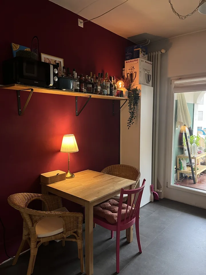 Möbliertes WG Zimmer in zentraler Altbauwohnung sucht Untermieter:in