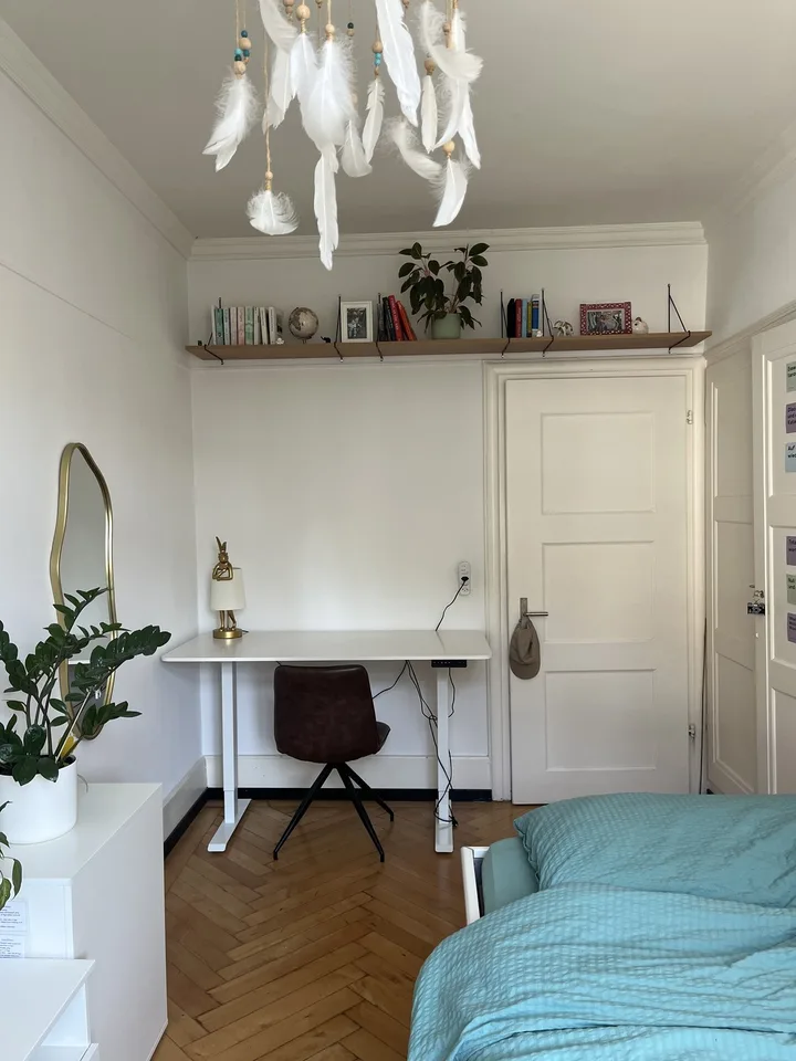 Möbliertes WG Zimmer in zentraler Altbauwohnung sucht Untermieter:in